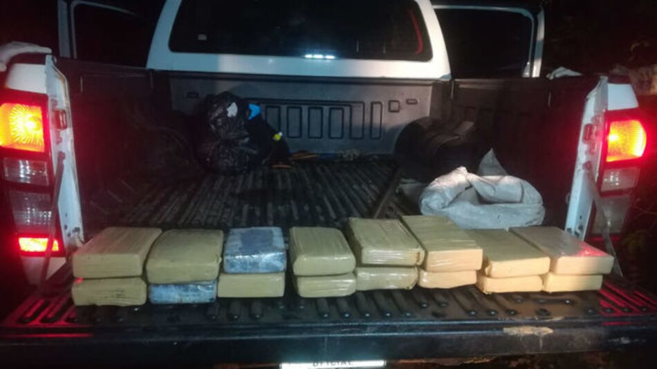 Aprehenden a dos personas tras decomiso de droga transportada en un vehículo del Tribunal Electoral