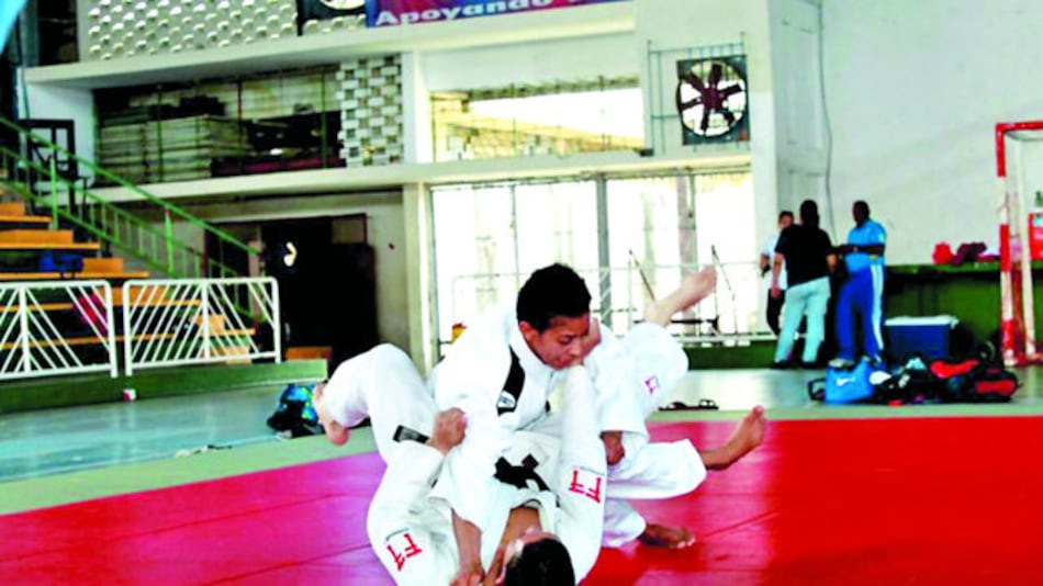 Roper tiene permiso de luchar por Panamá