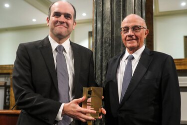 Eduardo Dávila recibe el Premio a la Investigación Económica de Fundación Banco Sabadell