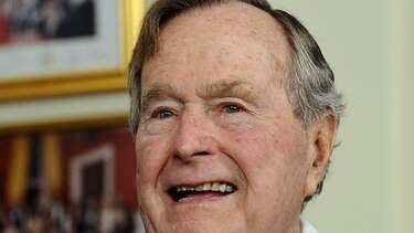Expresidente George H. W. Bush sigue hospitalizado por problema respiratorio