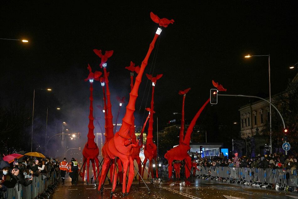 Espectadores regresan a cabalgata de los Reyes Magos en Madrid tras anulación en 2021