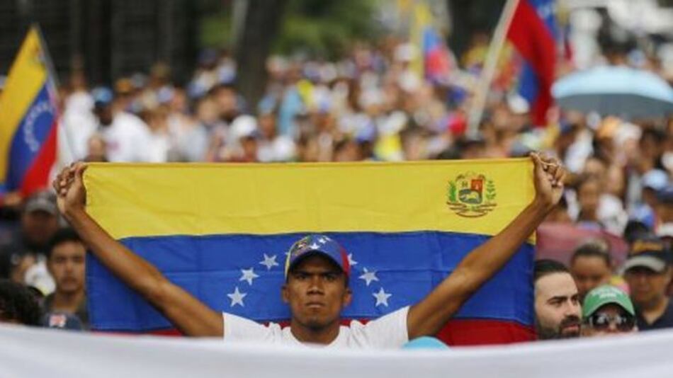 Líder opositor Juan Guaidó pide 'más sanciones' de la UE contra Nicolás Maduro