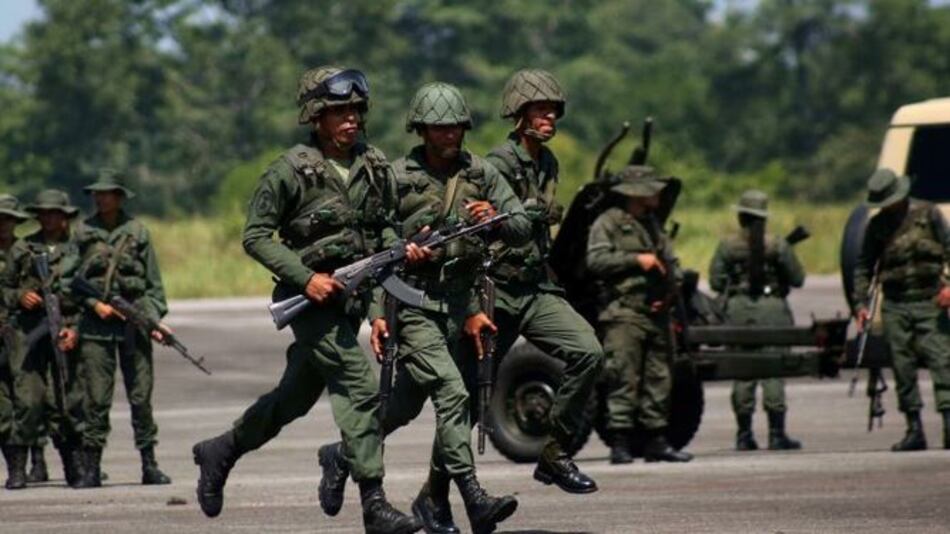 Colombia dice que Venezuela busca bloquear sus infraestructuras con ayuda de grupos armados