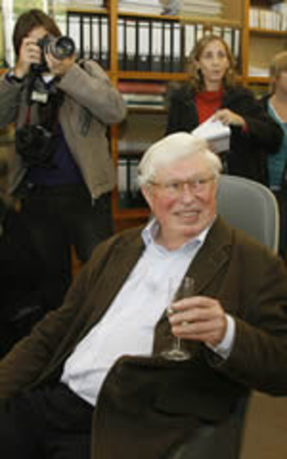 Alemán Gerhard Ertl gana Nobel de Química