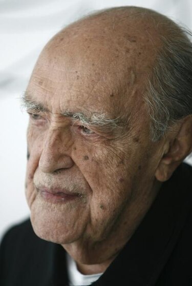 Arquitecto brasileño Oscar Niemeyer recibe el alta del hospital