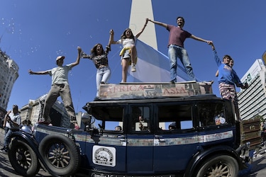 Sueño cumplido: viajar por el mundo en un auto antiguo durante 22 años