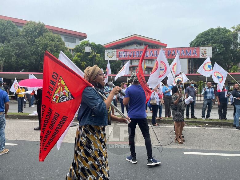 Estudiantes y administrativos bloquean la vía Transístmica, frente a la Universidad de Panamá