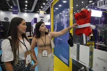 Diseñadoras mexicanas crean ropa para personas con discapacidad visual y auditiva