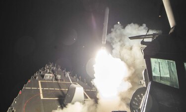Estados Unidos ataca base aérea de Siria con misiles Tomahawk