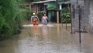 Paso de onda tropical deja afectaciones en 5 provincias del país