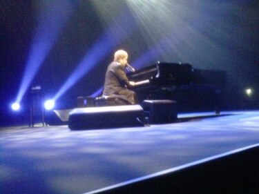 Elton John arranca puntual concierto en Panamá