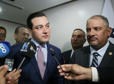 El embajador Kevin Cabrera visita la Asamblea y vuelve a arremeter contra China