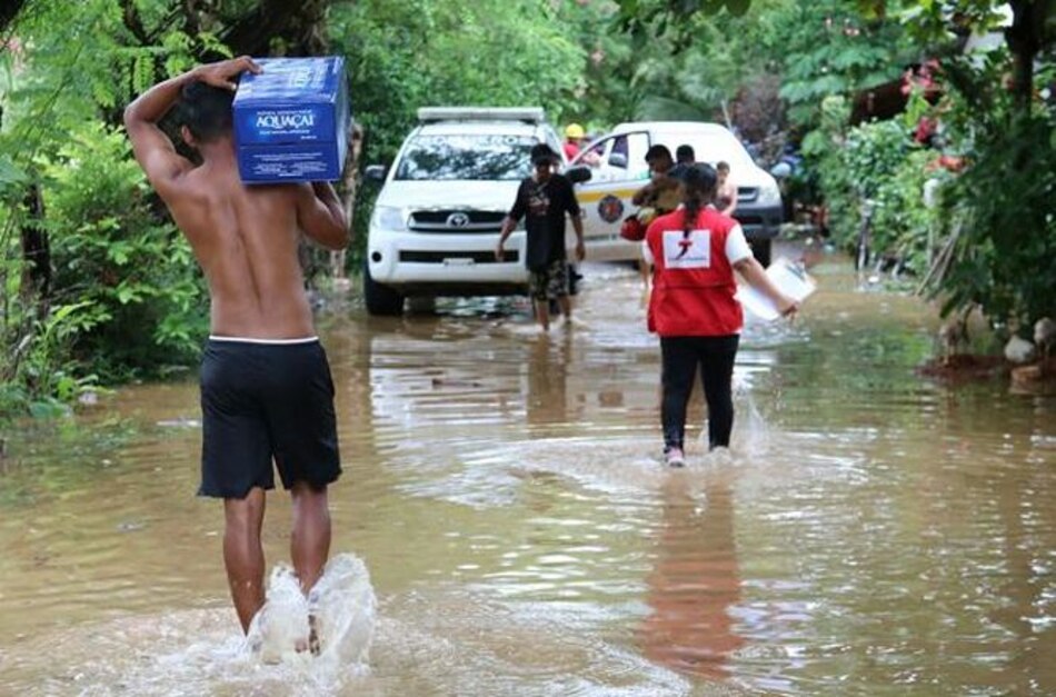 Distribuyen agua a los afectados por inundaciones en Los Santos