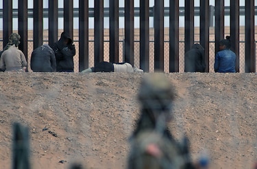 Crece el miedo de los migrantes al crimen organizado tras masacre en el norte de México