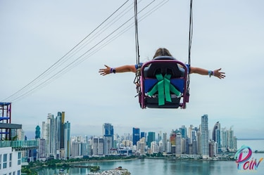 Susto: Turista queda suspendida a miles de metros de altura en el ‘zipline’ de la Avenida Balboa