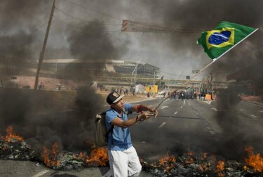 Movimiento brasileño bloquea avenidas en protesta contra el Mundial