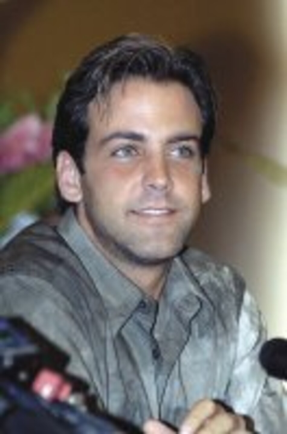 A Carlos Ponce le va mejor en el cine