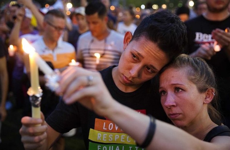Miles de personas recuerdan a las víctimas del tiroteo de Orlando hace un año
