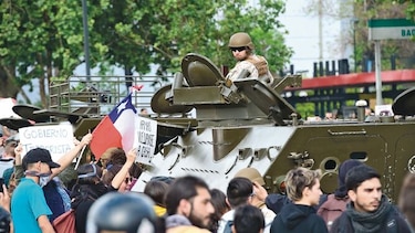 Tanquetas militares hacen frente a protestas en Chile