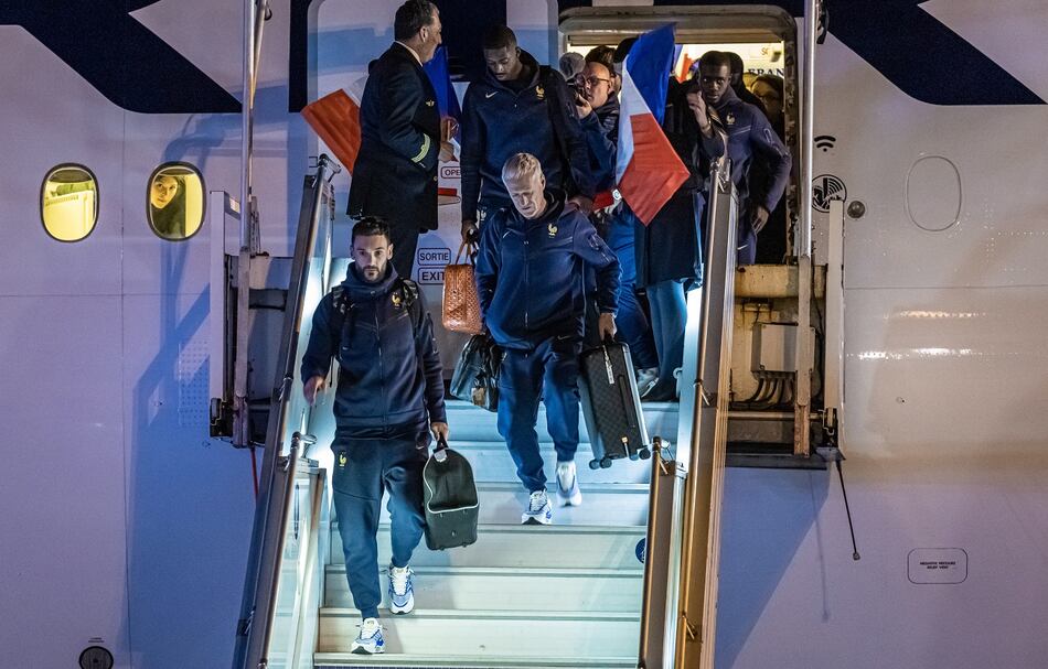 Los franceses reciben orgullosos a sus ‘Bleus’ a pesar de la derrota