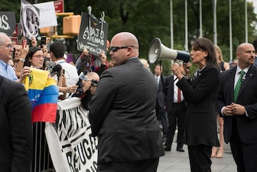 Embajadora de Estados Unidos ante la ONU participa en una  protesta contra Maduro