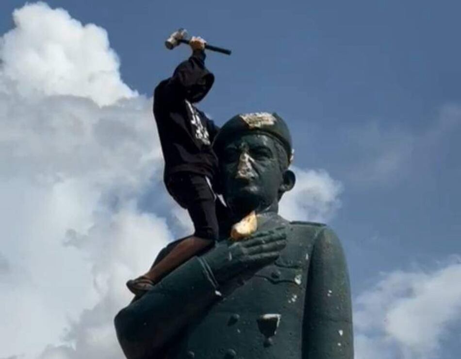 Venezolanos derriban estatuas de Hugo Chávez en protestas