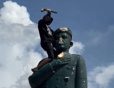 Venezolanos derriban estatuas de Hugo Chávez en protestas