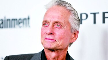 MICHAEL DOUGLAS PROMUEVE LA PAZ A TRAVÉS DEL ARTE