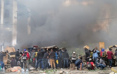 Presidente impone toque de queda y militarización en Quito