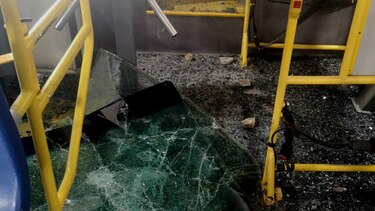 Vandalizan dos unidades de MiBus durante protestas contra las reformas constitucionales