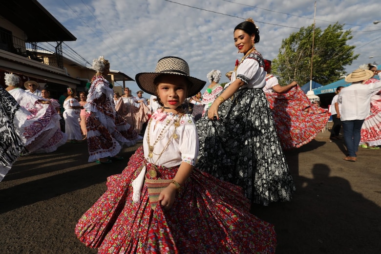Fotogalería: Tunas de tambores y violines en el Martes de Carnaval en Santo Domingo