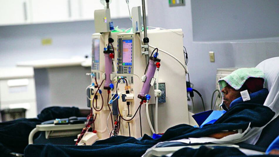 Comisión recomienda adjudicar el servicios de hemodiálisis de la CSS a un consorcio que repudian los pacientes