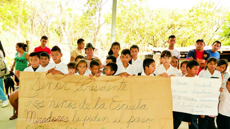 Estudiantes de El Gavilán de La Mesa piden paso peatonal