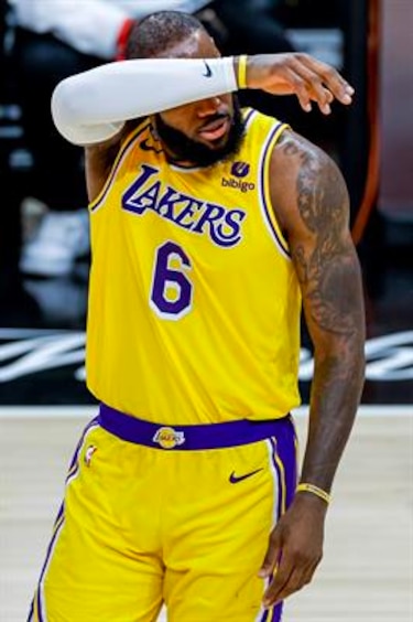 LeBron James se pierde duelo con Grizzlies y se teme larga baja por lesión