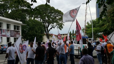 Protesta de trabajadores en contra de una posible 'división' de la CSS