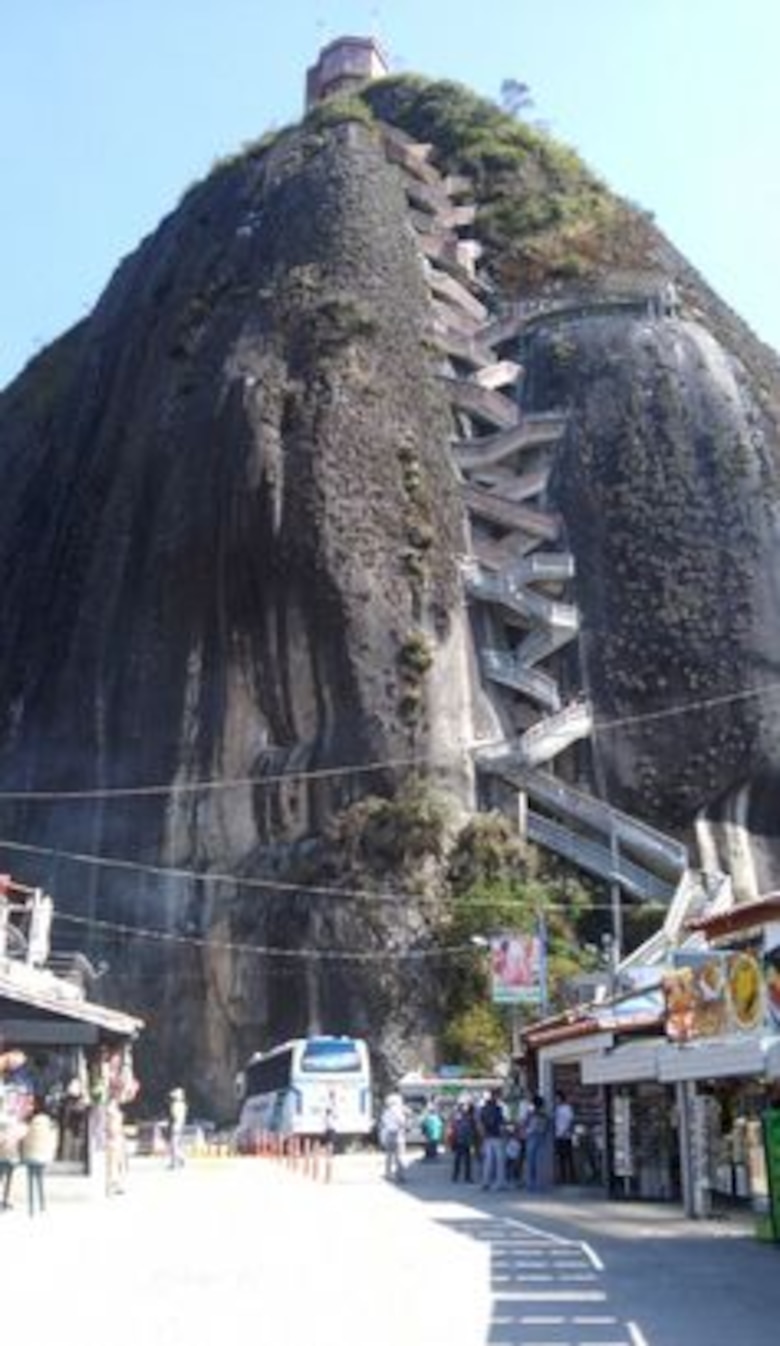 Paseo en la cima de la Piedra del Peñol, en Colombia