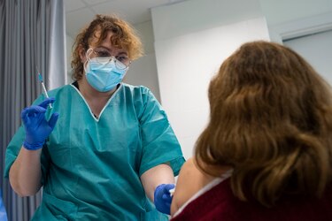 España aumenta restricciones, pero excluye un confinamiento ante contagios