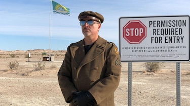 La República de Slowjamastan, la micronación fundada en California por un excéntrico “sultán” que ya tiene 25,000 ciudadanos