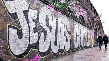 Arte callejero honra a ‘Charlie’