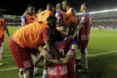 Panamá golea y sube al tercer lugar en la hexagonal