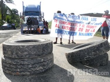 Pescadores cierran la vía de acceso al puerto de Vacamonte