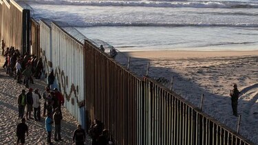 Migrantes llenan albergues en Tijuana