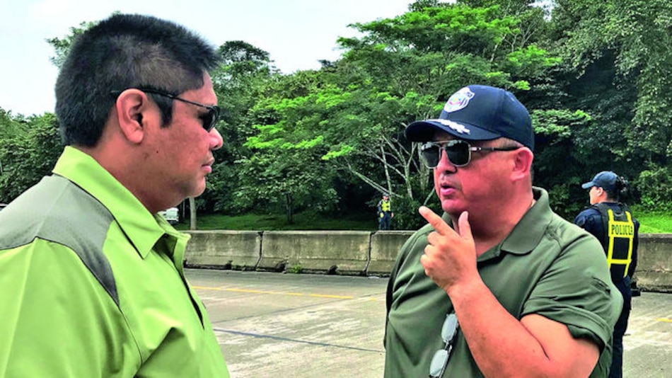 Asesinan a dos policías en puesto de control