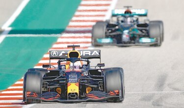Verstappen vence a Hamilton y se afianza en el liderato