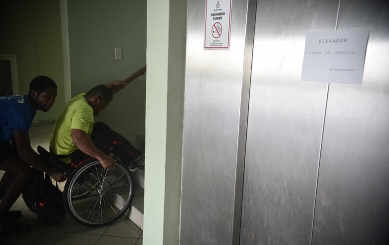 Un medallista panameño de silla de ruedas, un ascensor y su frustración