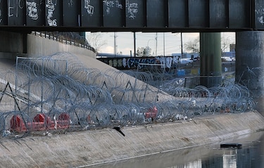 El cerco de púas de Texas con México persiste pese al fallo judicial y migrantes heridos