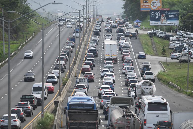 Tráfico hacia el interior de Panamá: viajeros se desplazan por el feriado de Semana Santa