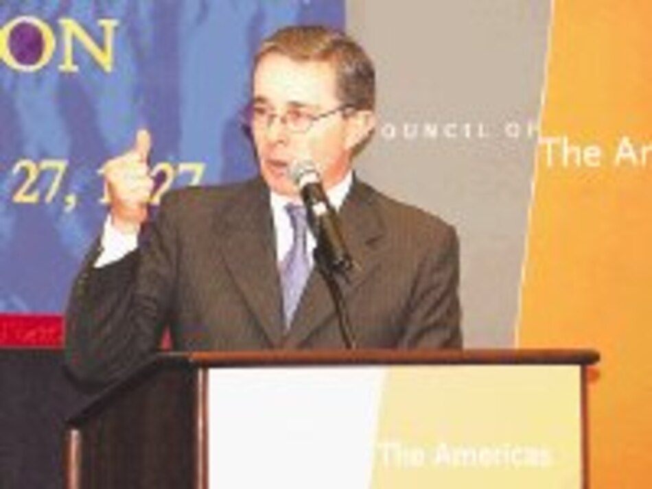 Uribe ofrece apoyo a inmigrantes