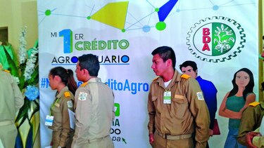 Presentan crédito para bachilleres del agro