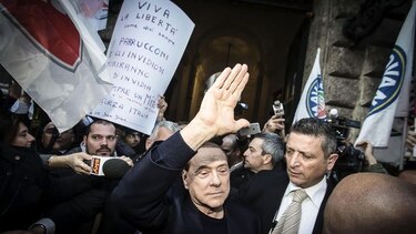 Acusan a Berlusconi de pagar $11.1 millones a 'chicas' para que dieran falso testimonio